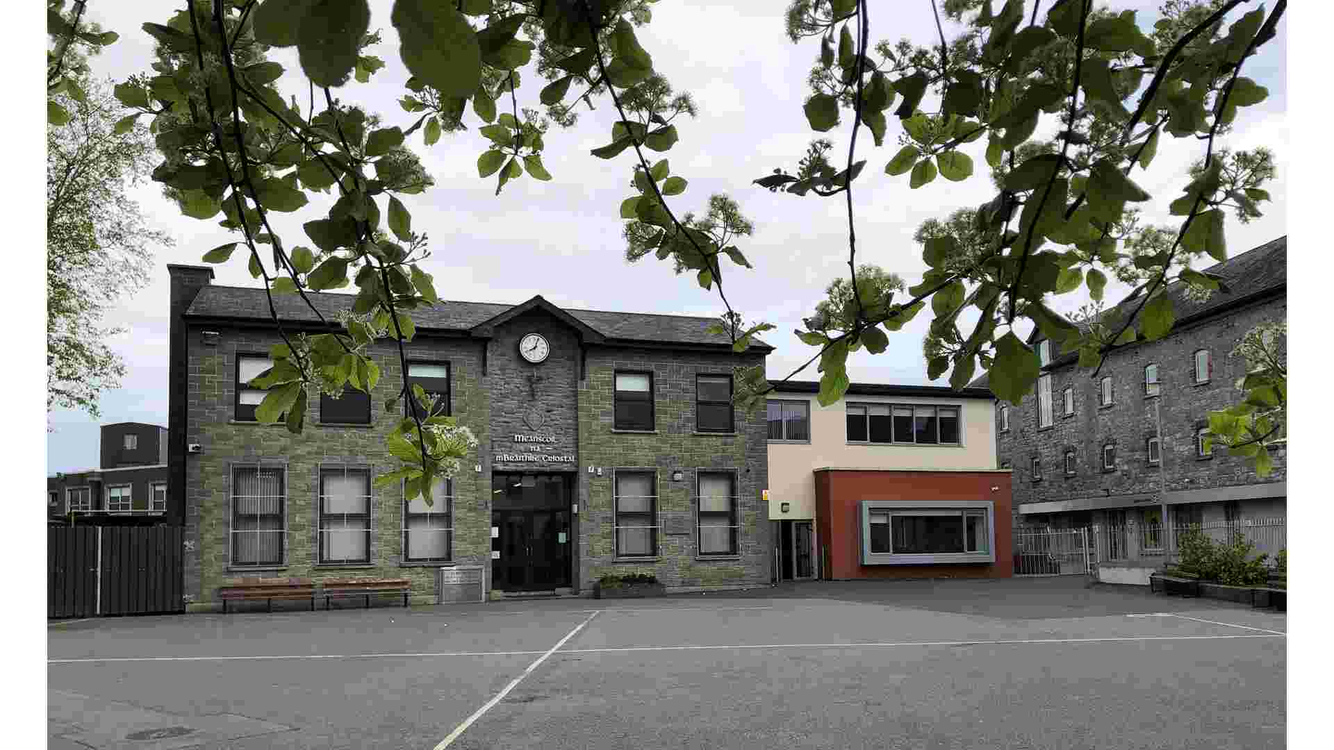 CBS Schulhof und Hauptgebäude in Kilkenny