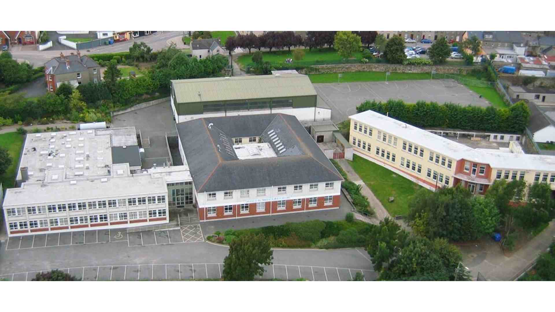Luftaufnahme der CBS St.Mary Schule in Enniscorthy