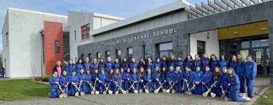 Ursuline in Thurles - Schülerinnen im Eingangsbereich der Schule